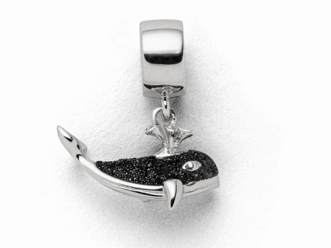 Charm eines Wals aus Sterling Silber mit Lavasand-Beschichtung, detailreich gearbeitet, hängend an einem silbernen Clip. Ideal für individuelle Schmuckgestaltungen.