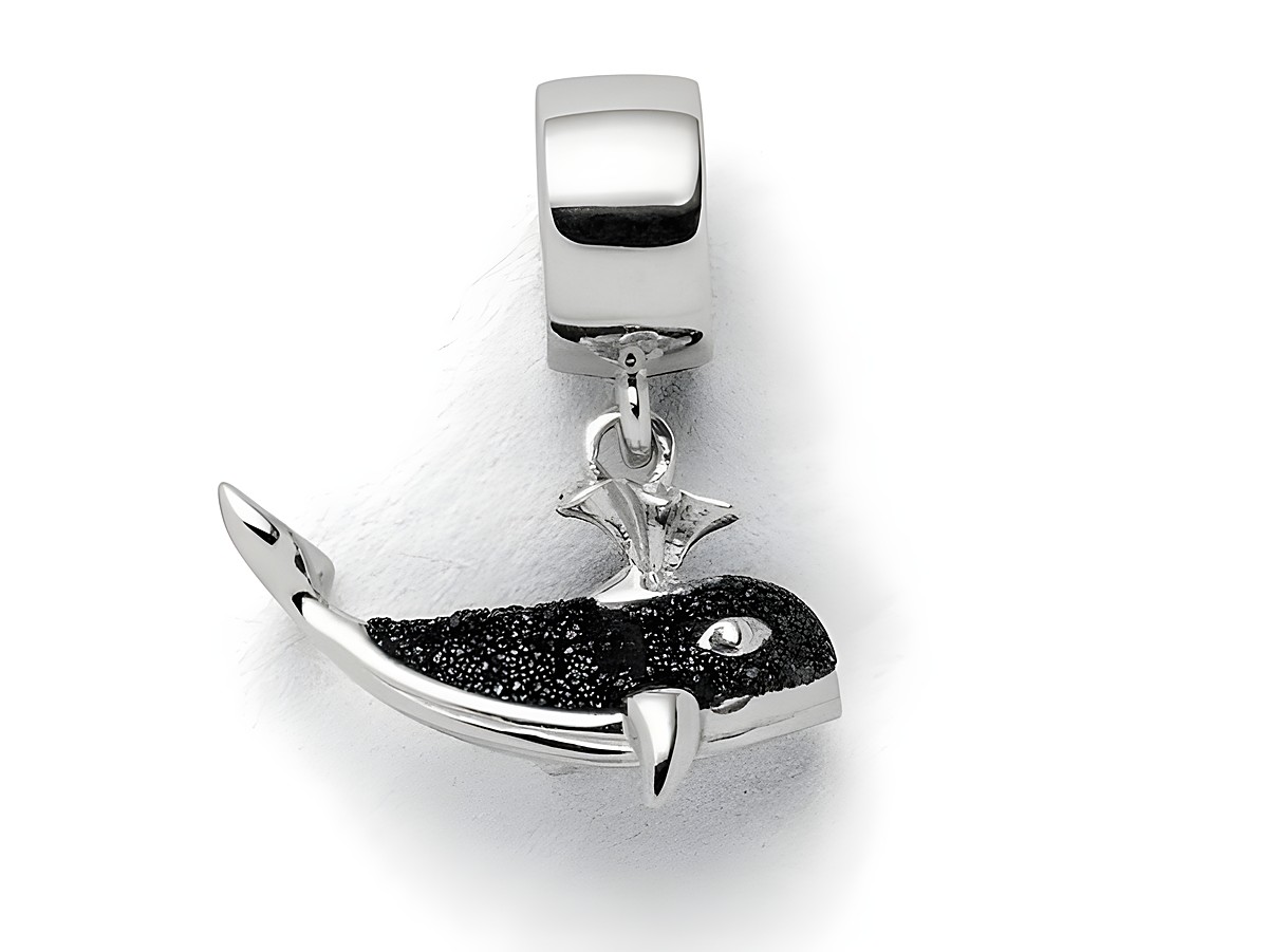 Charm eines Wals aus Sterling Silber mit Lavasand-Beschichtung, detailreich gearbeitet, hängend an einem silbernen Clip. Ideal für individuelle Schmuckgestaltungen.