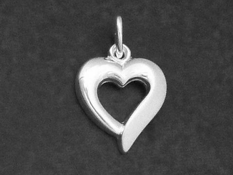 Zarter, flacher Herzanhänger aus Silber, teilmattiert, gefertigt von Juwelier Harnisch, mit elegantem Design und dezenter Ausstrahlung.