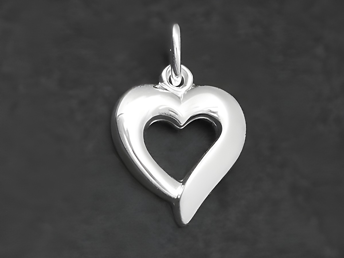 Zarter, flacher Herzanhänger aus Silber, teilmattiert, gefertigt von Juwelier Harnisch, mit elegantem Design und dezenter Ausstrahlung.