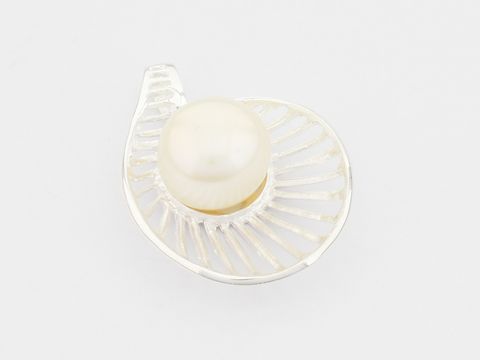 Perle in Muschel aus Silber mit stilvollem Design, Zuchtperle von Juwelier Harnisch, ideal als Anhänger für Schmuckliebhaber, elegant und zeitlos.