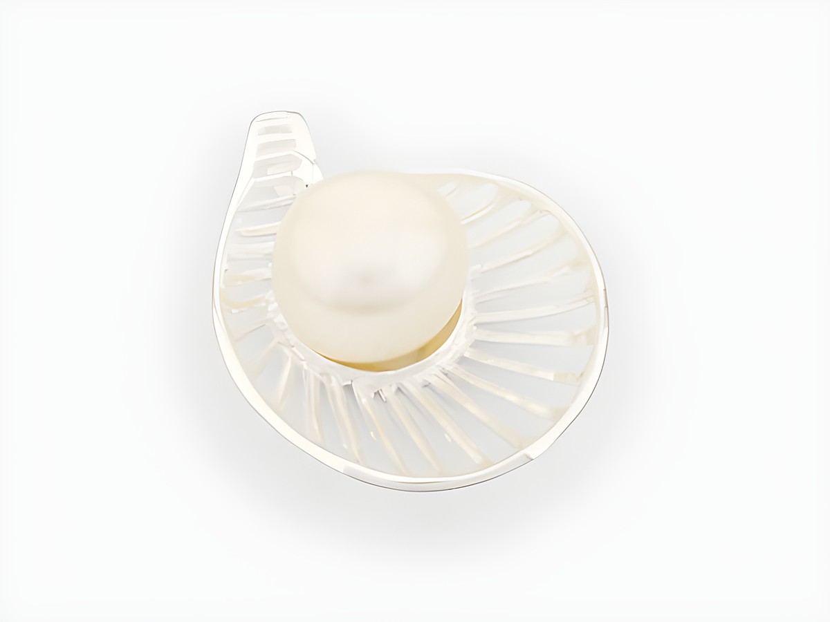 Perle in Muschel aus Silber mit stilvollem Design, Zuchtperle von Juwelier Harnisch, ideal als Anhänger für Schmuckliebhaber, elegant und zeitlos.