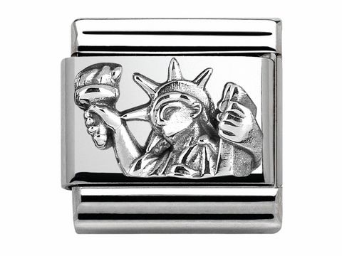 Relief der Freiheitsstatue aus Silber, dargestellt mit der Fackel in der rechten Hand und der Tafel in der linken Hand, auf einem klassischen Design im Hintergrund.