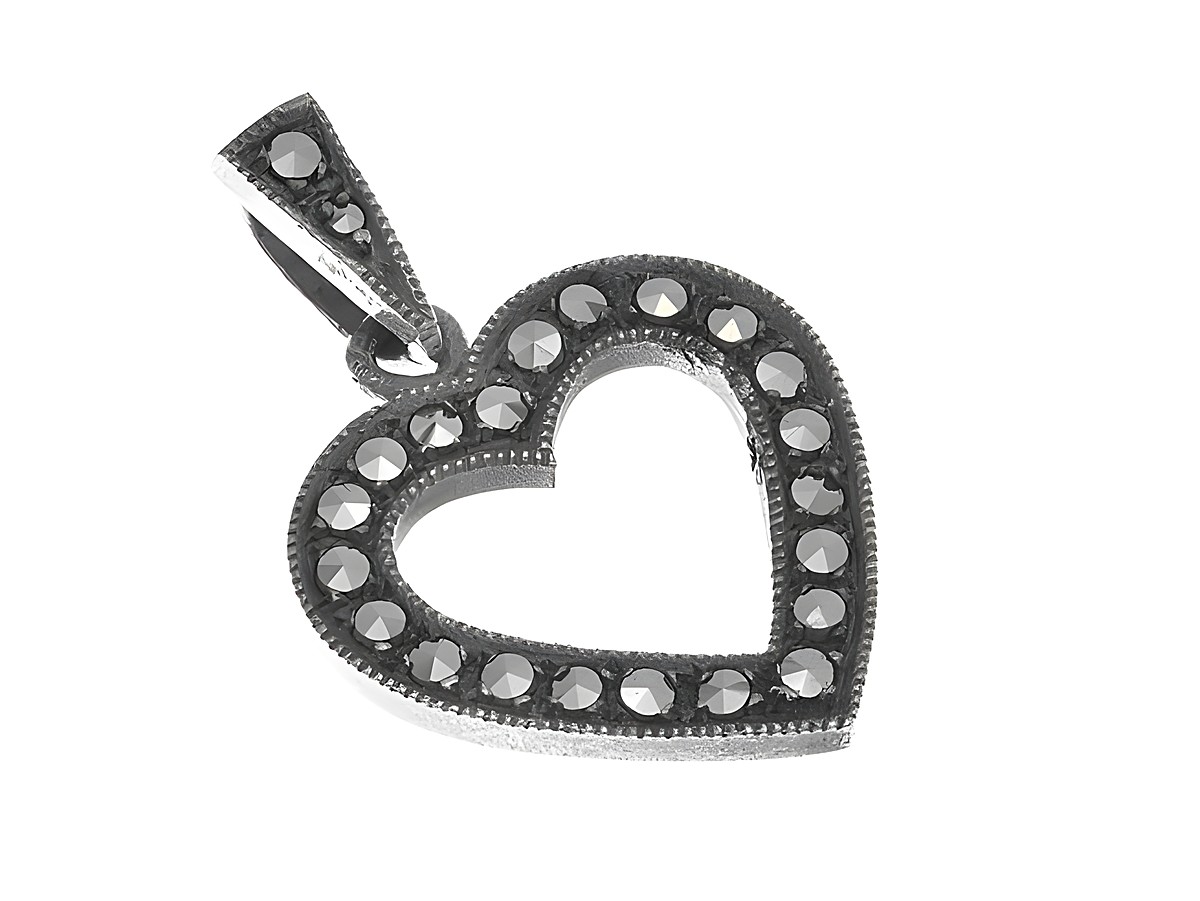 Herzanhänger aus teilmattiertem Sterling Silber, geschwärzt, verziert mit funkelndem Markasit, elegant und reizvoll, Hersteller: Juwelier Harnisch, Perlen & Steine.