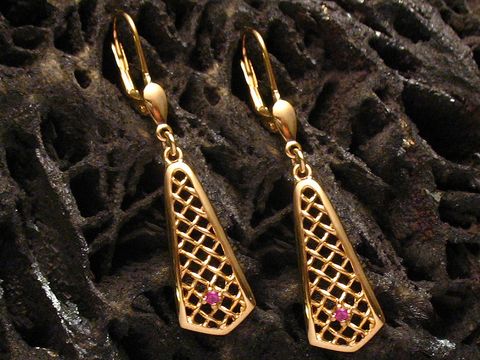 Kunstvolle goldene Ohrhänger mit Rubinstein von Juwelier Harnisch, elegant und filigran gestaltet, ideal für besondere Anlässe und stilvolle Outfits.