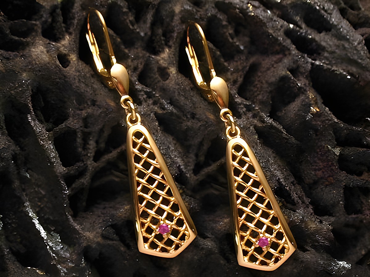 Kunstvolle goldene Ohrhänger mit Rubinstein von Juwelier Harnisch, elegant und filigran gestaltet, ideal für besondere Anlässe und stilvolle Outfits.