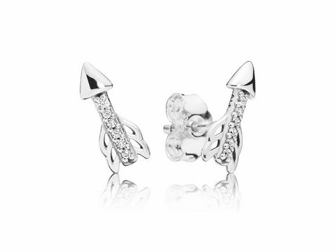 Silberne Ohrringe von Pandora im Design Sparkling Arrows mit funkelnden Zirkonia-Steinen, die in Form von Pfeilen gestaltet sind und eine elegante Ausstrahlung bieten.