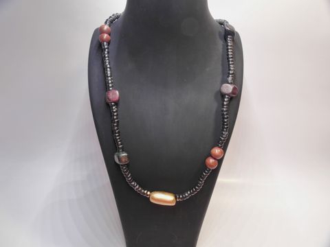Bunte Holzkette Multiform 24 mm 90 cm von Juwelier Harnisch, präsentiert auf einem Schmuckständer, ideal für stilvolle Akzente.