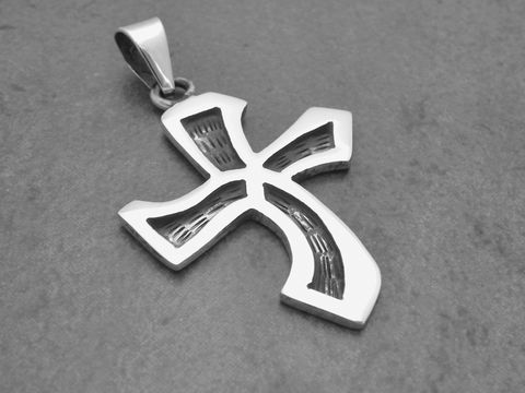 Kreuz Silber Anhänger designorientiert geschwärzt Hersteller Juwelier Harnisch mit Muster. Elegantes Schmuckstück mit einzigartigem Design, ideal für modebewusste Kunden.