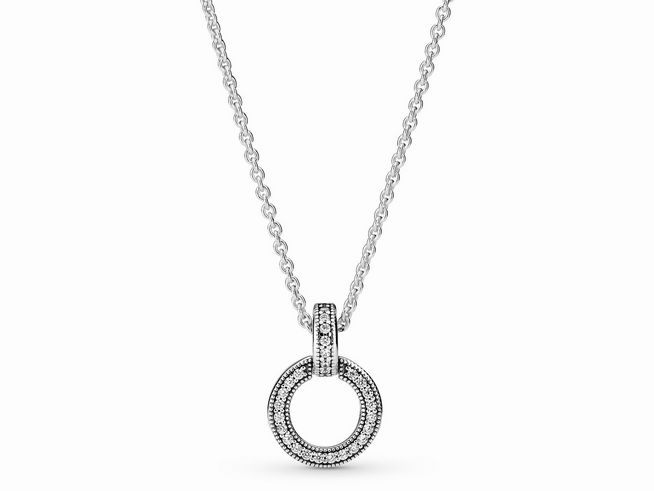 Pandora Silber 399487C01-45 Doppelkreis-Anhänger und Halskette aus Zirkonia mit einer Länge von 45 cm. Der Anhänger besteht aus zwei ineinander verschlungenen Ringen und verleiht einen eleganten Look.