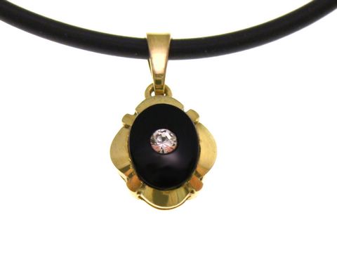 Ovaler Goldanhänger mit Onyx und Bergkristall in der Mitte, gefertigt von Juwelier Harnisch, auf einem schwarzen Halsband. Elegant und zeitlos im Design.