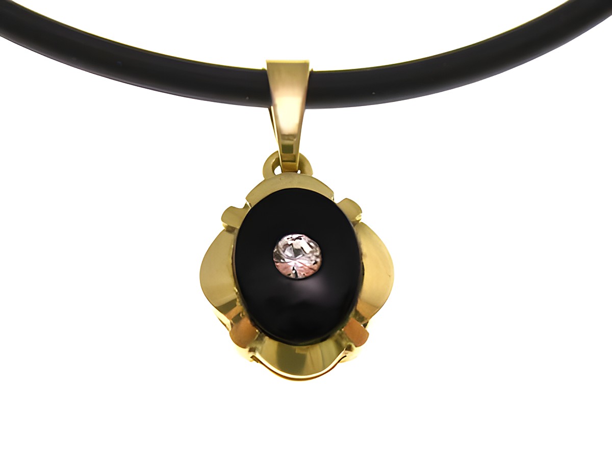 Ovaler Goldanhänger mit Onyx und Bergkristall in der Mitte, gefertigt von Juwelier Harnisch, auf einem schwarzen Halsband. Elegant und zeitlos im Design.