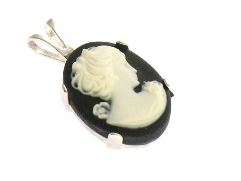 Gemme Cabochon - Sterling Silber Anhänger rechts, Hersteller Juwelier Harnisch, zeigt ein elegantes Cameo-Motiv in weiß auf schwarzem Hintergrund, glänzendes Finish und feine Details.