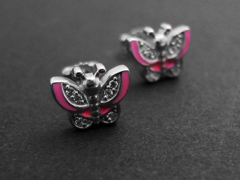 Ohrringe in Schmetterlingsform aus rhodiniertem Sterling Silber in rosa-fuchsia mit Zirkonia-Lack, hergestellt von Juwelier Harnisch, ideal für Kinder.