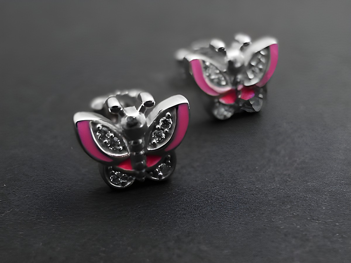 Ohrringe in Schmetterlingsform aus rhodiniertem Sterling Silber in rosa-fuchsia mit Zirkonia-Lack, hergestellt von Juwelier Harnisch, ideal für Kinder.
