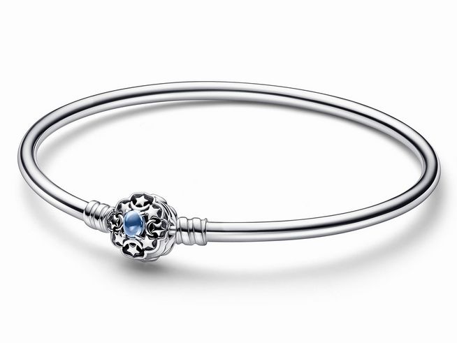 Armreifen von Pandora Disney, inspiriert von Prinzessin Jasmin aus Aladdin, aus Sterling Silber mit blauem Kristall und ornamentalem Design. Ideal für Disney-Fans und Schmuckliebhaber.