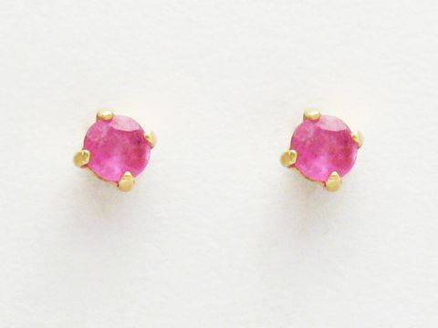 Wunderschöne Gold Ohrstecker mit Rubin, Hersteller Juwelier Harnisch, strahlen Eleganz und Stil aus. Diese Ohrringe sind ein perfektes Accessoire für jeden Anlass.