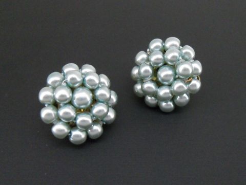 71670-0 Ohrclip in taubenblau mit Perlentraum aus goldfarbenen synthetischen Zuchtperlen, Hersteller Juwelier Harnisch, elegantes und ansprechendes Design.