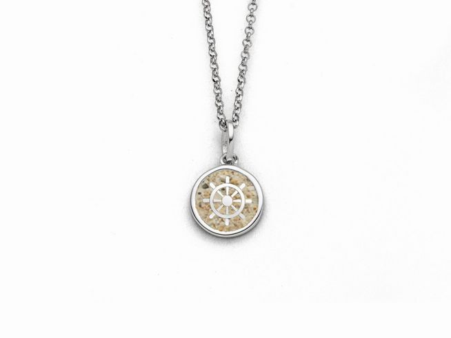 Halskette DUR Kette Steuerrad 2.0 aus Sterling Silber mit einem runden Anhänger, der ein Steuerrad-Design in hellem Farbton zeigt. Länge der Kette beträgt 42 cm.