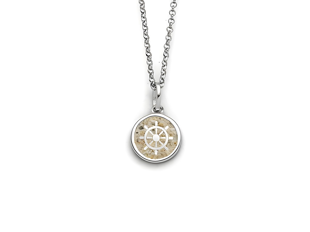 Halskette DUR Kette Steuerrad 2.0 aus Sterling Silber mit einem runden Anhänger, der ein Steuerrad-Design in hellem Farbton zeigt. Länge der Kette beträgt 42 cm.