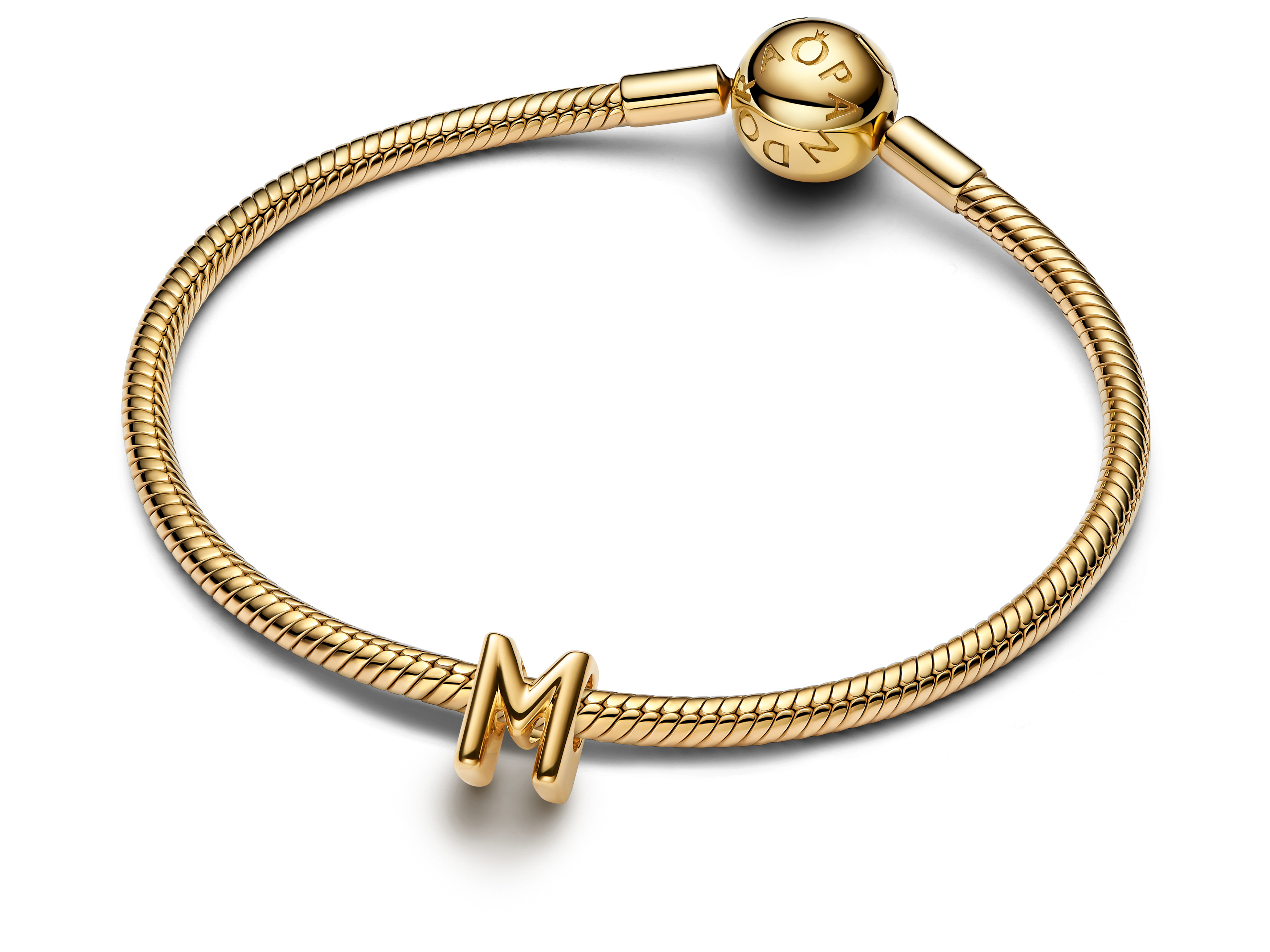 Ein goldvergoldetes Armband von Pandora mit dem Buchstaben M im Alphabet, elegant in Design und ideal für persönliche Akzente, neueste Kollektion.