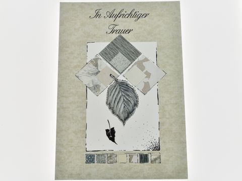 Trauerkarte mit der Aufschrift In aufrichtiger Trauer, verziert mit einem silbernen Blatt und verschiedenen geometrischen Formen in sanften Farben, hergestellt von Juwelier Harnisch.