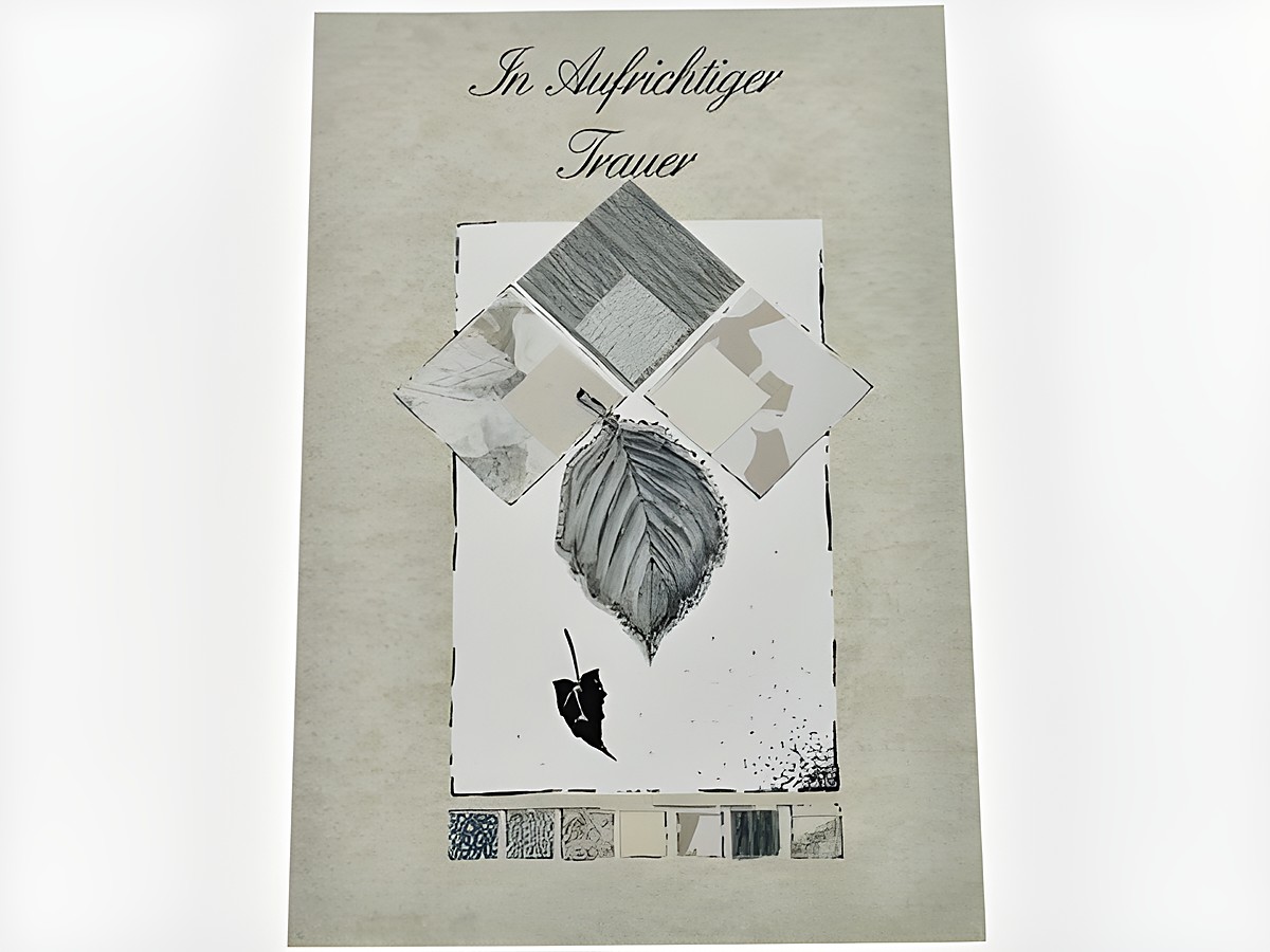 Trauerkarte mit der Aufschrift In aufrichtiger Trauer, verziert mit einem silbernen Blatt und verschiedenen geometrischen Formen in sanften Farben, hergestellt von Juwelier Harnisch.