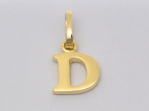 Gold Buchstaben Anhänger in Form des Buchstabens D, hergestellt vom Juwelier Harnisch. Ideal als persönliches Geschenk oder modisches Accessoire für jeden Anlass.