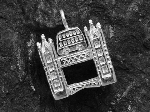 Der Anhänger zeigt die Tower Bridge mit einem Bus aus Sterling Silber, hergestellt von Juwelier Harnisch, und kombiniert detailgetreu die ikonische Brücke mit einem typischen Londoner Bus.