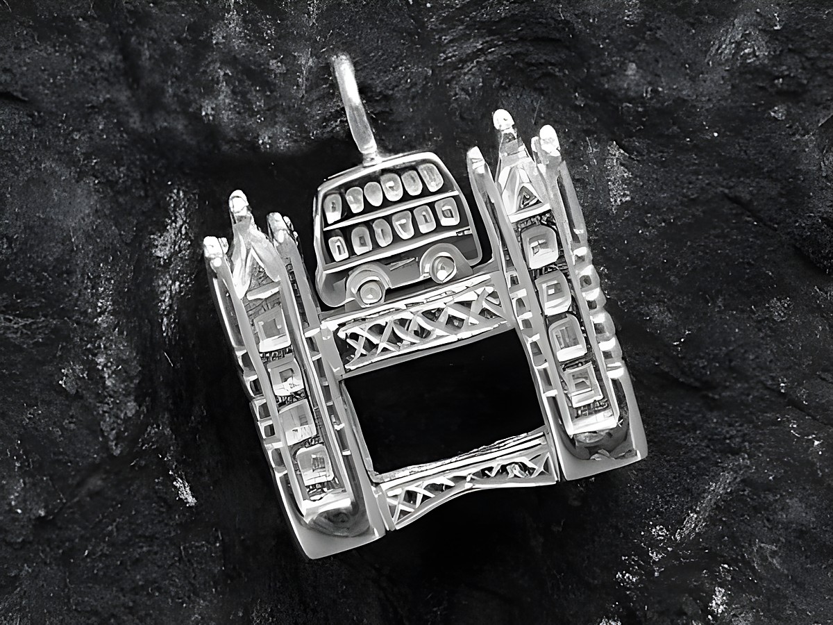 Der Anhänger zeigt die Tower Bridge mit einem Bus aus Sterling Silber, hergestellt von Juwelier Harnisch, und kombiniert detailgetreu die ikonische Brücke mit einem typischen Londoner Bus.