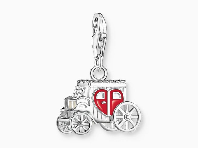 Charm-Anhänger von Thomas Sabo in Form einer Kutsche aus Silber mit rotem Emaille-Akzent, detailreiche Gestaltung, ideal für individuelle Schmuckstücke und als Geschenk.