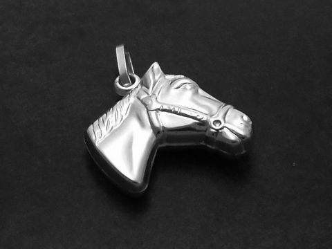 Pferdekopf Anhänger aus Sterling Silber, ideal für Reiter und Tierliebhaber, hergestellt von Juwelier Harnisch, kunstvoll gearbeitet und glänzend.