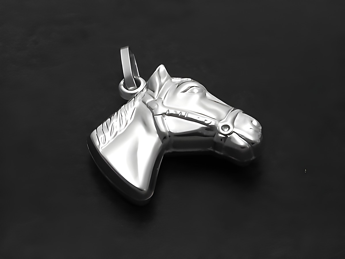 Pferdekopf Anhänger aus Sterling Silber, ideal für Reiter und Tierliebhaber, hergestellt von Juwelier Harnisch, kunstvoll gearbeitet und glänzend.