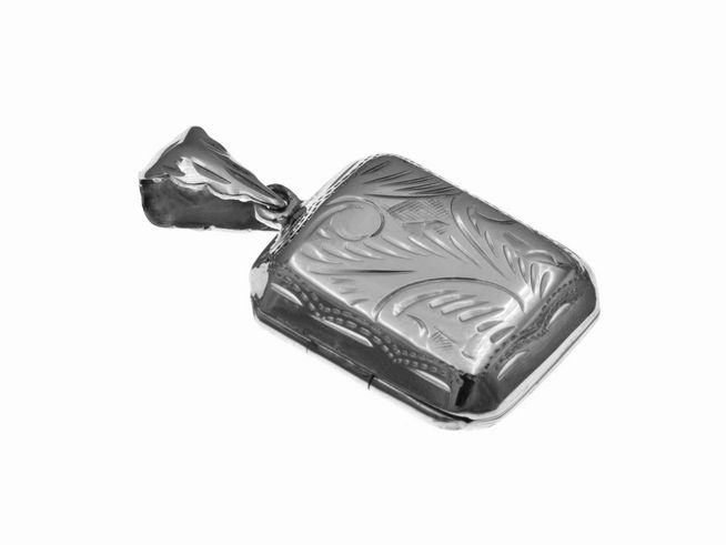 Eckiges Sterling Silber Medaillon mit kunstvoller Gravur und einem Anhänger, Durchmesser 24 mm, hergestellt von Juwelier Harnisch.