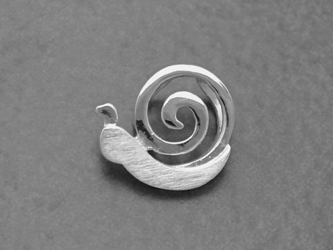 Schnecke aus Sterling Silber, stilvoll gestaltet mit spiralförmigem Gehäuse, hergestellt von Juwelier Harnisch, symbolisiert Tiermotive in edlem Design.