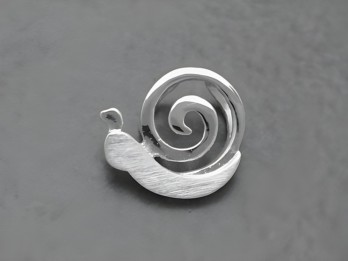 Schnecke aus Sterling Silber, stilvoll gestaltet mit spiralförmigem Gehäuse, hergestellt von Juwelier Harnisch, symbolisiert Tiermotive in edlem Design.
