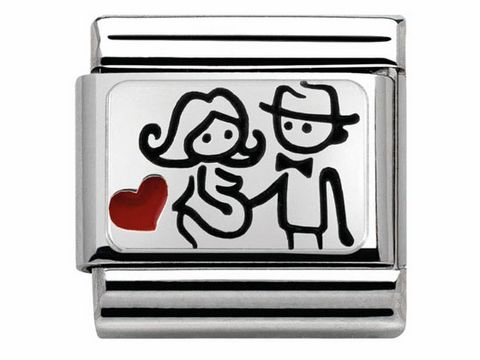Edelstahl Charm mit Emaille, zeigt eine stilisierte Darstellung eines verliebten Paares, das eine schwangere Frau umarmt, mit rotem Herzsymbol, Hersteller Nomination.