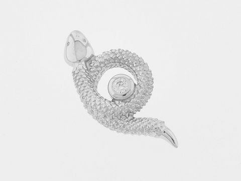 Silber Anhänger in Schlangenform, mystisch gestaltet mit rhodinierten Oberflächen und funkelndem Zirkonia. Hersteller: Juwelier Harnisch, inspiriert von Tieren.