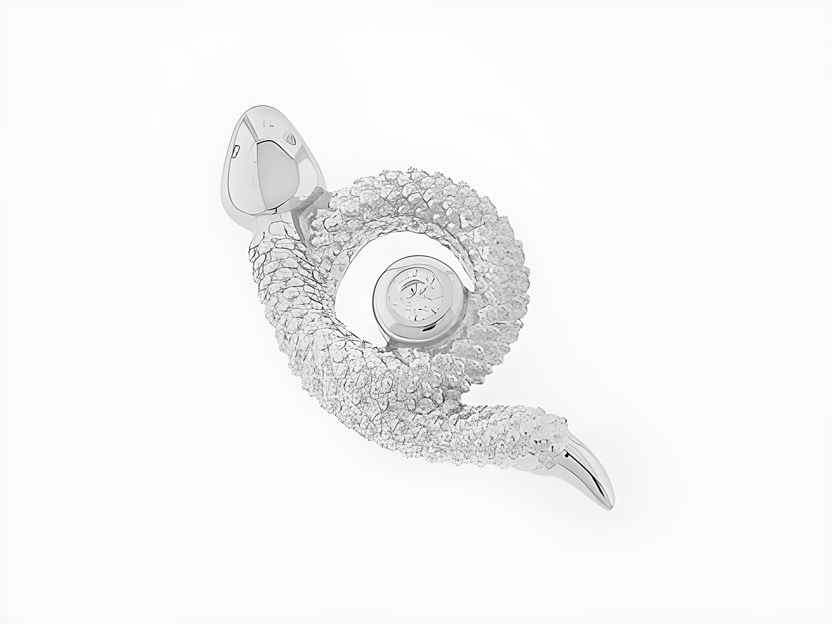 Silber Anhänger in Schlangenform, mystisch gestaltet mit rhodinierten Oberflächen und funkelndem Zirkonia. Hersteller: Juwelier Harnisch, inspiriert von Tieren.