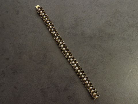 Strass Armband in aufregendem Granatrot und Weiß, 17 cm lang, mit goldfarbenen Elementen, Hersteller: Juwelier Harnisch, ideal für elegante Anlässe.
