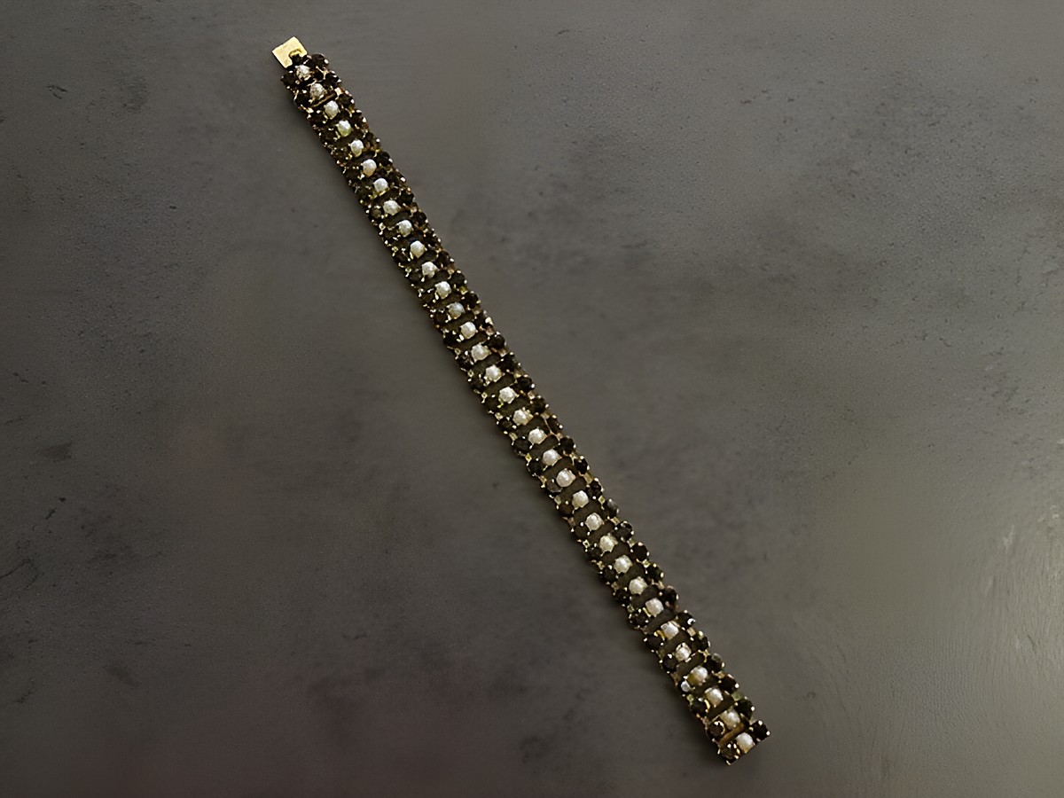 Strass Armband in aufregendem Granatrot und Weiß, 17 cm lang, mit goldfarbenen Elementen, Hersteller: Juwelier Harnisch, ideal für elegante Anlässe. – Ansicht 2