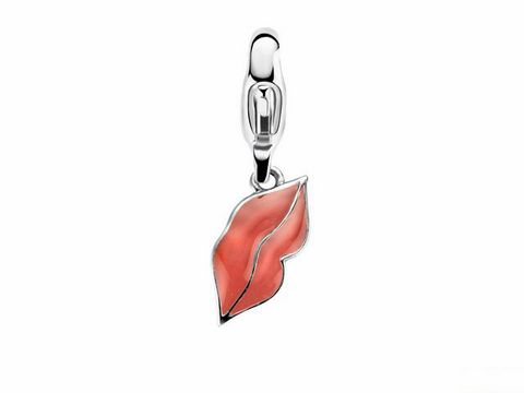 Silberner Charm von Ti Sento in Form von roten Lippen. Der Charm hat eine glänzende Oberfläche und ist mit einem Clip-Haken versehen, ideal für Armbänder oder Halsketten.