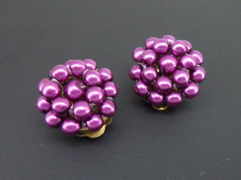 71665-0 Lila Perlentraum Ohrclips aus synthetischen Zuchtperlen mit goldfarbenem Clipverschluss, Hersteller Juwelier Harnisch, elegant und auffällig für jeden Anlass.