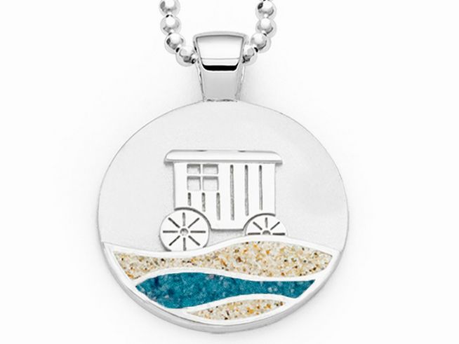 Silber Anhänger mit Motiv eines Strandwagens vor stilisierten Wellen, gefüllt mit Norderney Strandsand und blauen Steinsand, ideal für maritime Schmuckliebhaber.