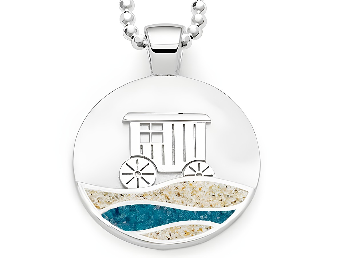 Silber Anhänger mit Motiv eines Strandwagens vor stilisierten Wellen, gefüllt mit Norderney Strandsand und blauen Steinsand, ideal für maritime Schmuckliebhaber.