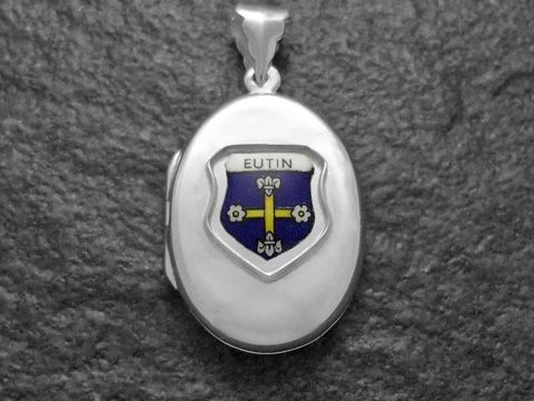 Silbernes Medaillon mit dem Stadtwappen von Eutin, Deutschland, zeigt ein blaues Schild mit goldenem Kreuz und floralen Elementen, gefertigt von Juwelier Harnisch, Schleswig-Holstein.