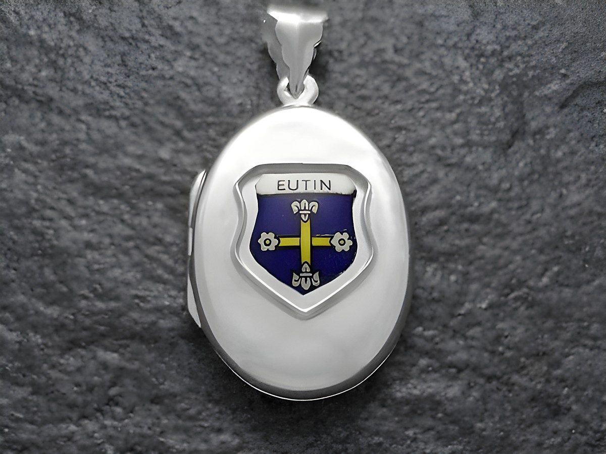 Silbernes Medaillon mit dem Stadtwappen von Eutin, Deutschland, zeigt ein blaues Schild mit goldenem Kreuz und floralen Elementen, gefertigt von Juwelier Harnisch, Schleswig-Holstein.