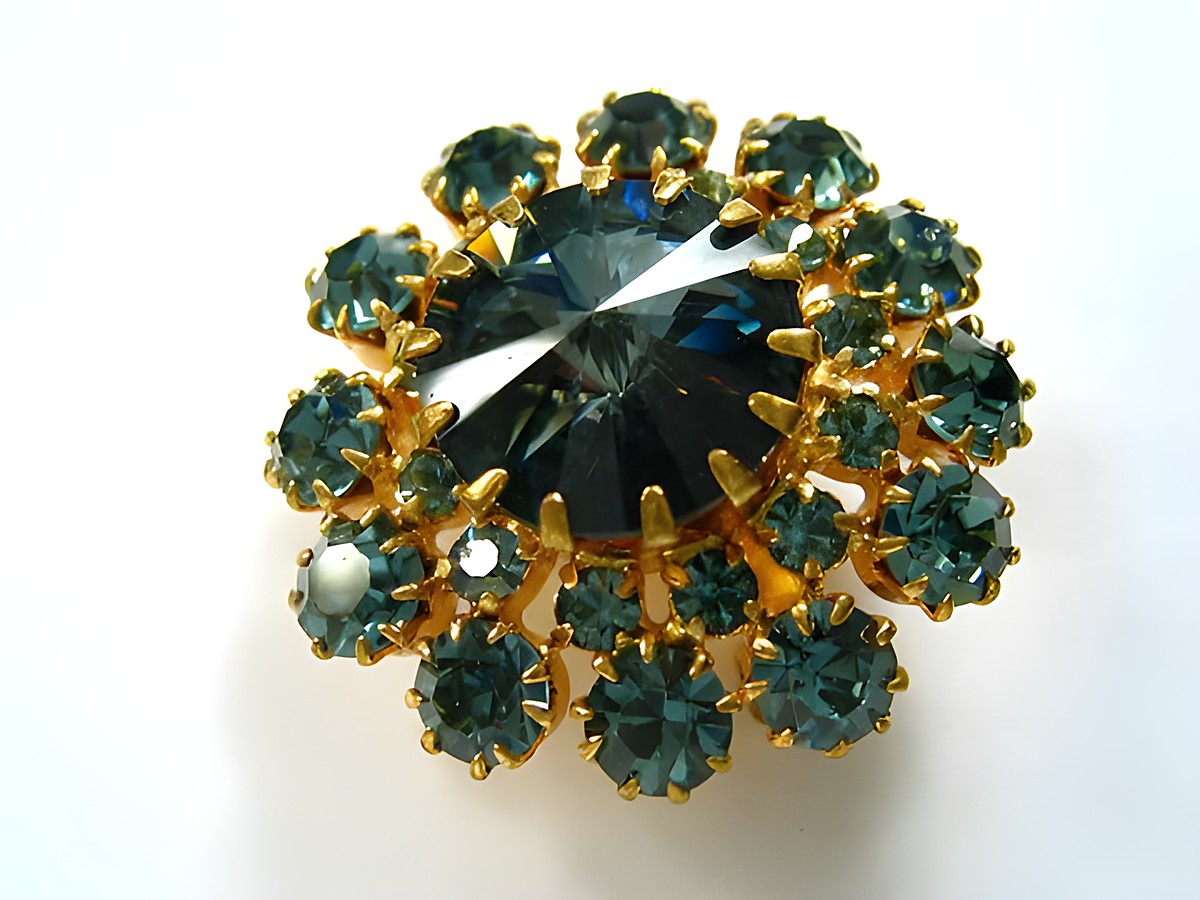 Blaue Strass Brosche - Sexy City Look - rund, Hersteller: Juwelier Harnisch, Strass Brosche - Blau, elegant und funkelnd, ideal für modische Akzente.
