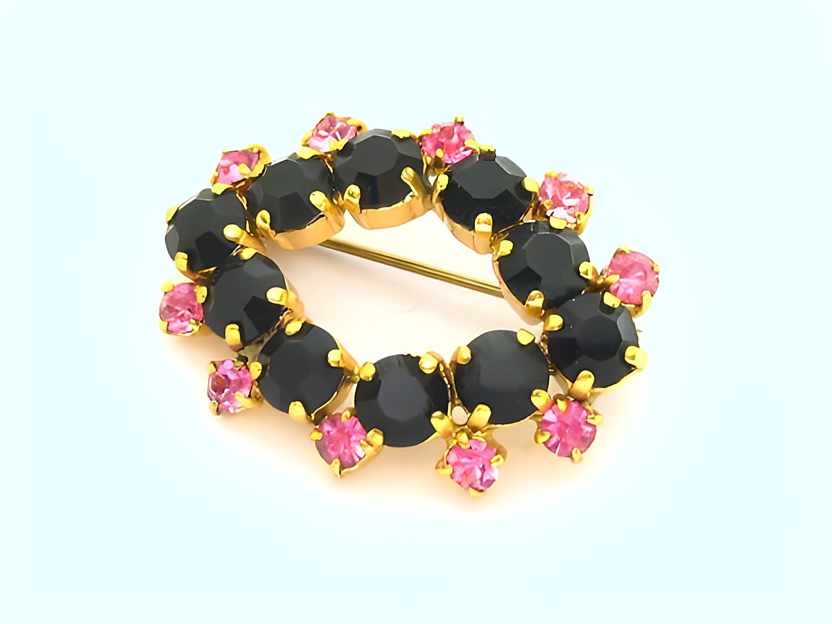 Ovalförmige Brosche in Schwarz und Rosa, gefasst mit Strasssteinen, neu vom Hersteller Juwelier Harnisch, erhältlich in weiteren Farben. Ideal für stilvolle Akzente.