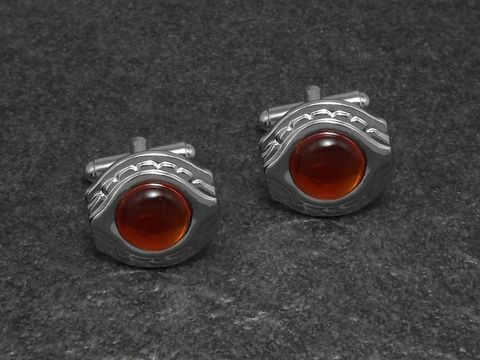 10444-0 Manschettenknöpfe in rot mit einem Durchmesser von 18,2 mm, silberfarbenes Design, hergestellt von Juwelier Harnisch, elegant und stilvoll für jeden Anlass.